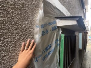 サッシまわりに透湿防水シートを施工し防水処理を実施