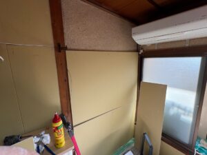 クロス下地となる壁ボード施工の様子