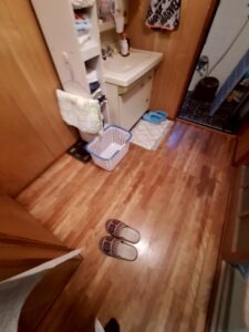 尼崎市 洗面所リフォーム前の洗面所と廊下の床の状態