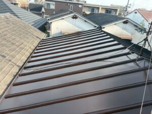 尼崎市の屋根塗装工事完了後の金属屋根