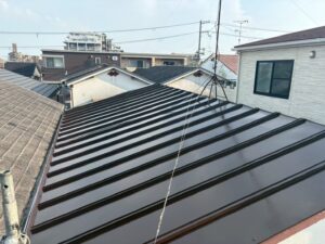 尼崎市の屋根塗装工事施工事例｜金属屋根の施工後
