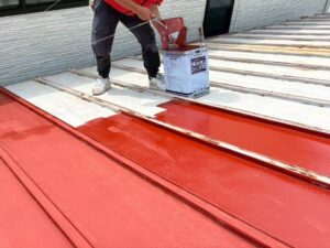 尼崎市の屋根塗装工事で錆止め塗料を塗布する下塗り作業