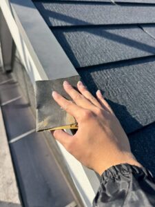 尼崎市のスレート屋根塗装前に行うケレン作業の様子