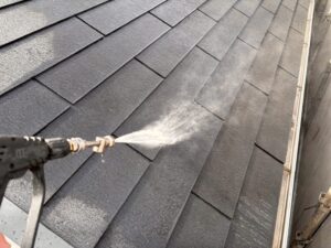 尼崎市の屋根塗装工事で行ったスレート屋根の高圧洗浄作業