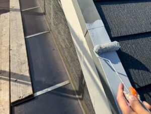 尼崎市の屋根塗装工事で下塗り材を塗布している様子