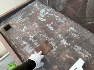 庇塗装前のケレンによる下地処理作業
