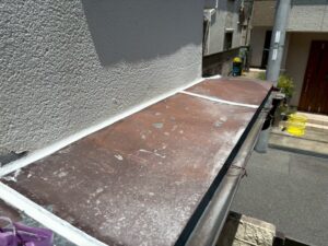 庇の目地へシーリング材を充填する様子