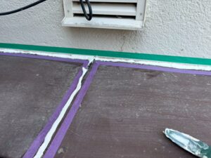 庇の目地部分をシーリング補修する様子