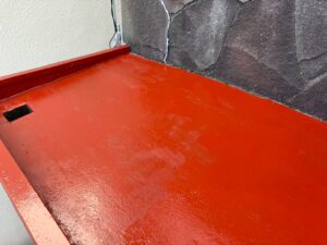 庇の錆止め塗装を施工している様子