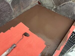 庇の上塗り塗装を行っている様子