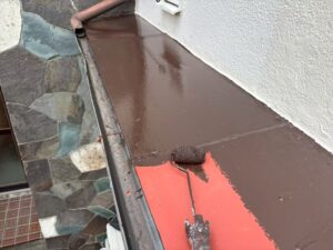 庇の仕上げとなる上塗り塗装の様子