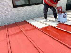 サビ止め塗装後の金属屋根全体