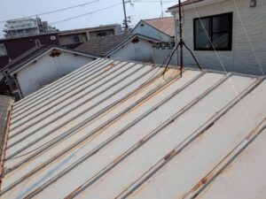 サビが広がった金属屋根全体