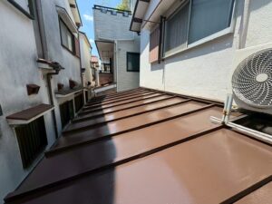 サビ止め塗装後の金属屋根の施工完了写真