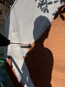 西宮市の外壁塗装工事で外壁を塗装する様子