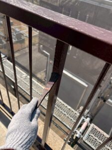 西宮市の外壁塗装工事で付帯部を塗装する様子