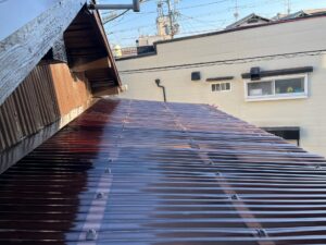 大阪市でポリカ波板へ交換したベランダ屋根の施工後