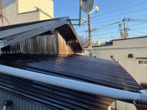 大阪市でベランダ屋根のポリカ波板交換工事を行った施工後の様子
