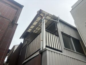大阪市のベランダ屋根で劣化した波板交換工事前の状況