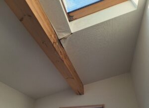 雨漏り修理のタイミングとなるクロスの浮き