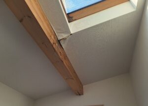 雨漏りによってクロスが浮いている状態
