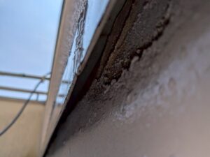尼崎市 ベランダ腰壁の雨漏り補修前の状態
