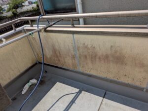 尼崎市 ベランダ腰壁の雨漏り補修前の状態