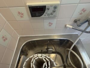 尼崎市 浴室床リフォーム シリコンホワイトによる浴槽まわりコーキング