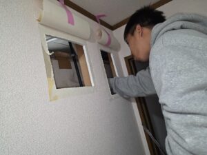 尼崎市で浴室漏水修理のため給湯管を点検している様子