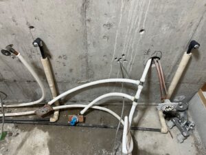 尼崎市で浴室漏水修理に伴い給湯管を更新している様子