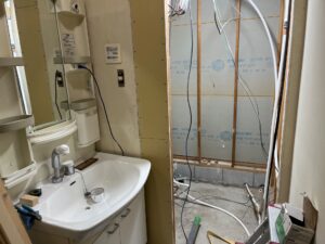 尼崎市で浴室漏水修理に伴い給湯管を更新している様子