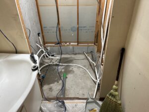 尼崎市で浴室漏水修理に伴い給湯管を更新している様子
