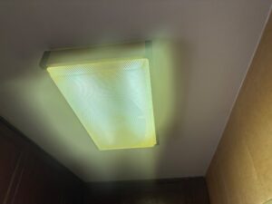 尼崎市 天井張り替え工事 照明復旧後の洗面所・キッチン天井