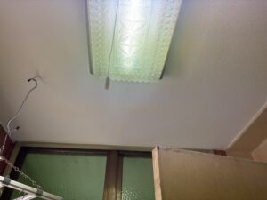 尼崎市 天井張り替え工事 リフォーム完了後の洗面所・キッチン天井