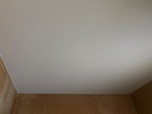 尼崎市 天井張り替え工事 洗面所・キッチン天井のクロス貼り完了