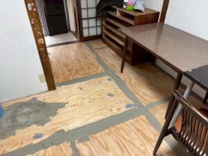 尼崎市 床リフォームでビス穴をパテ処理している様子