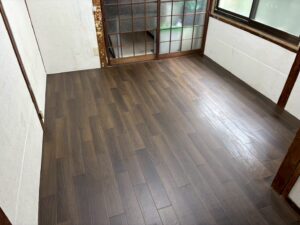 尼崎市 床リフォームでフロアタイル施工が完成した室内