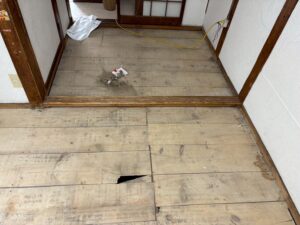 尼崎市 床リフォームで床下地の状態を確認している様子