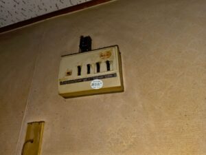 尼崎市で内装工事を行う前の分電盤(ブレーカー)