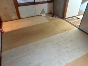 尼崎市で内装工事中の2階和室床下地施工（根太・コンパネ）