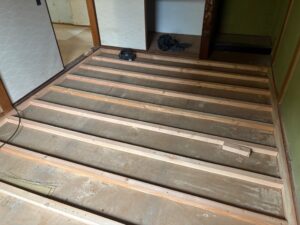 尼崎市で内装工事中の2階和室床下地施工(根太・コンパネ)