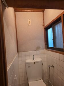 尼崎市で内装工事を行う前のトイレ