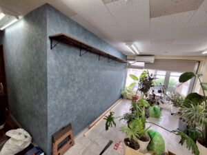 尼崎市 事務所内装リフォーム アクセントクロスと棚を施工したオフィス