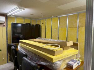 尼崎市 事務所内装リフォーム 間仕切り壁へ断熱材を施工