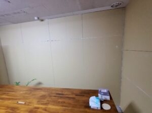尼崎市 事務所内装リフォーム 石膏ボード施工完了後の壁