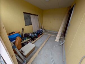 駐車場を部屋へリフォームするため外壁下地を施工している様子
