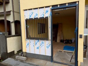 駐車場を部屋へリフォームするため外壁下地を施工している様子