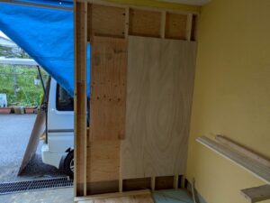 駐車場を部屋へリフォームするため外壁下地を施工している様子