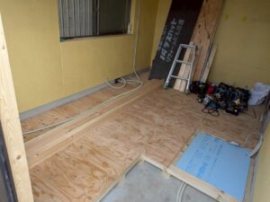 駐車場を部屋へリフォームするため床組みと構造用合板を施工している様子