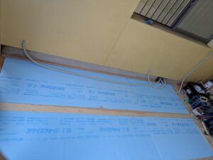 駐車場を部屋へリフォームするため床断熱材を施工している様子